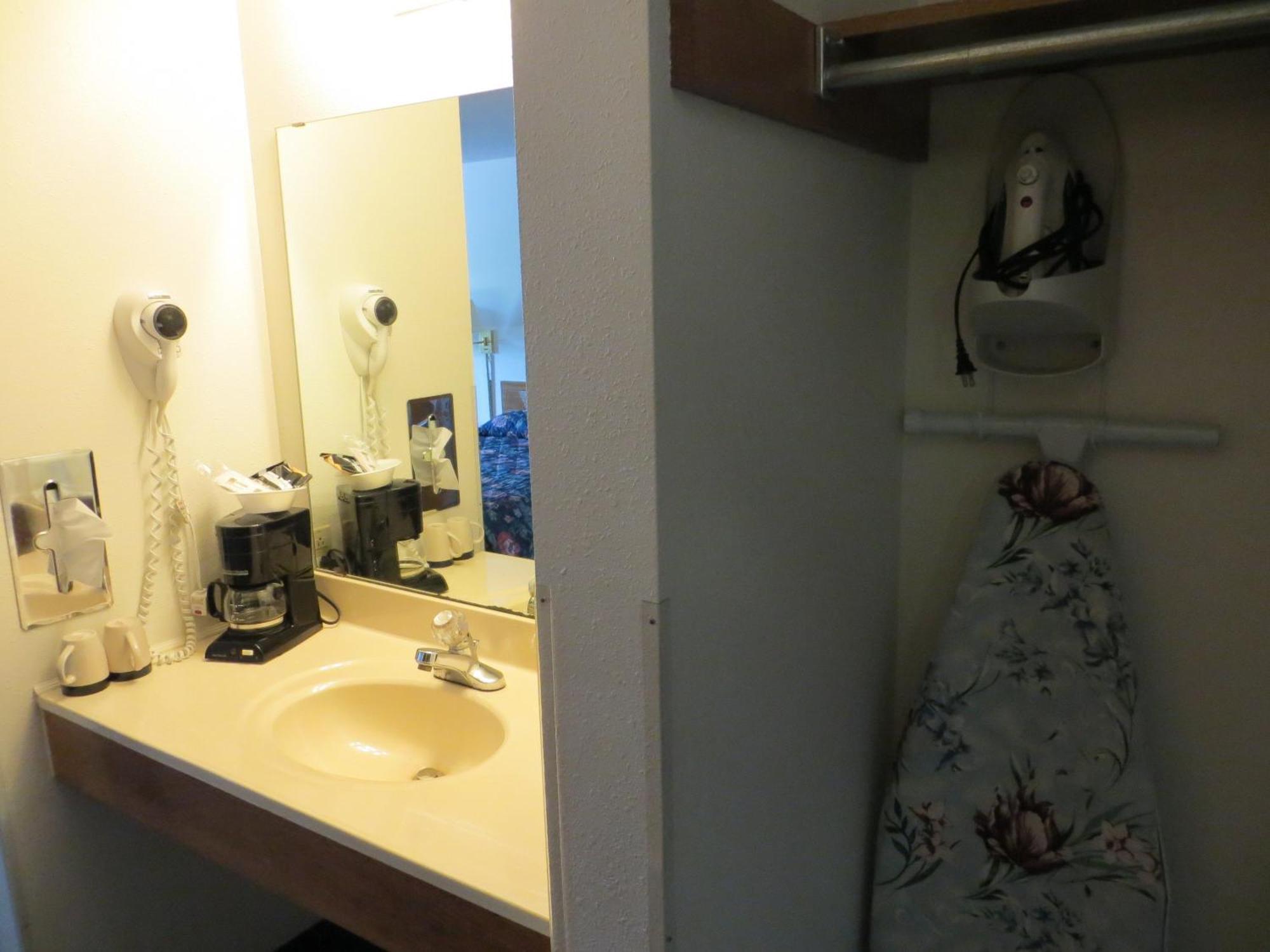 Super 8 By Wyndham Hotel